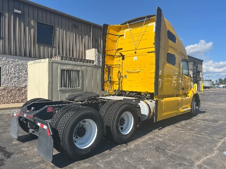 2022 Volvo VNL 760 - image 7