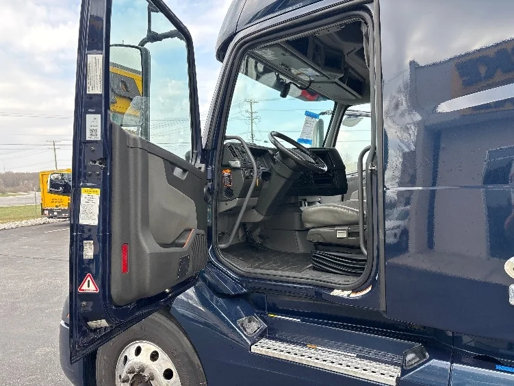 2020 Volvo VNL 760 - image 9