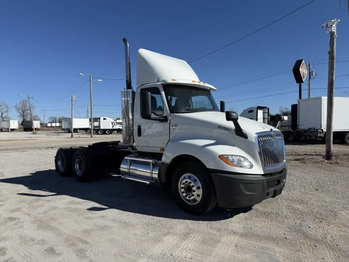 2021 International LT - image 6