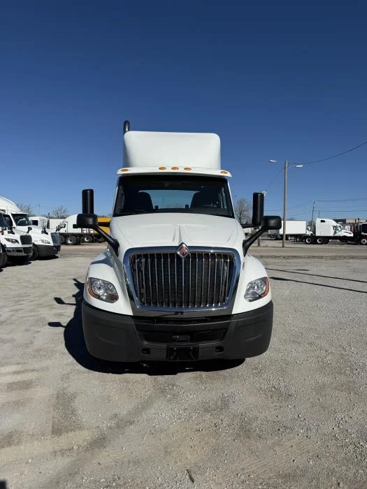 2021 International LT - image 7