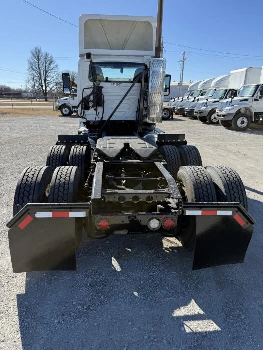 2021 International LT - image 4