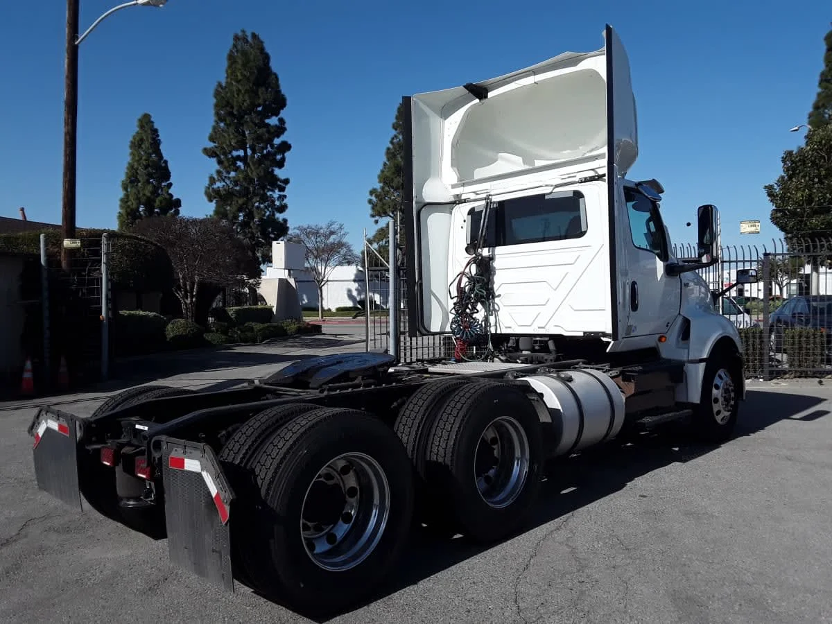 2020 International LT - image 4