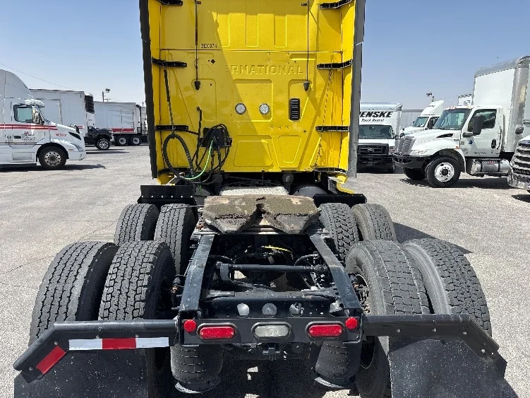 2022 International LT - image 6