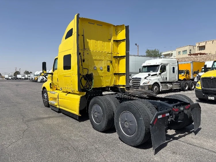 2022 International LT - image 5