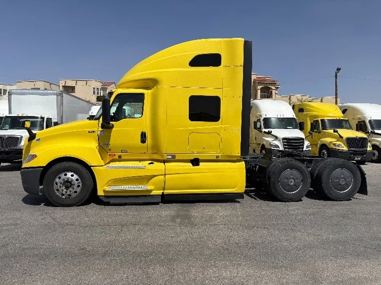 2022 International LT - image 4