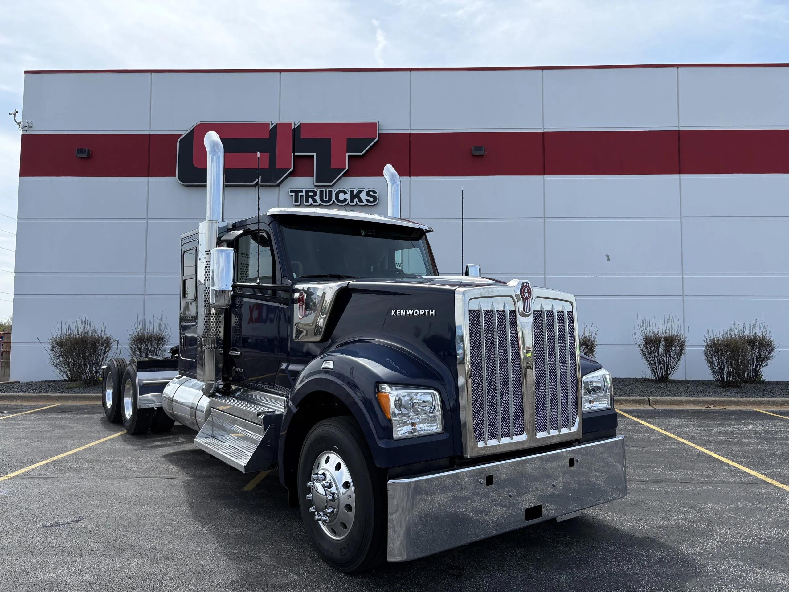 2027 Kenworth W990 - image 3
