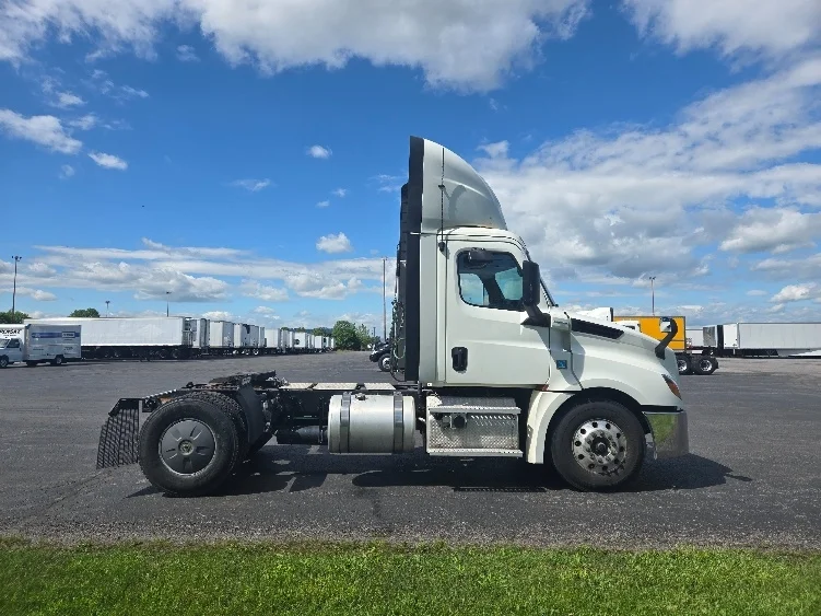 2019 Freightliner Cascadia in White Deer, PA — photo 8
