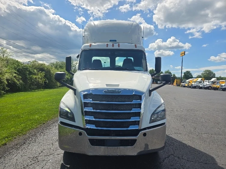 2019 Freightliner Cascadia in White Deer, PA — photo 2