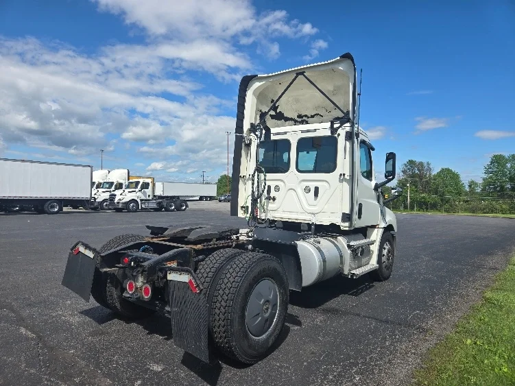 2019 Freightliner Cascadia in White Deer, PA — photo 7