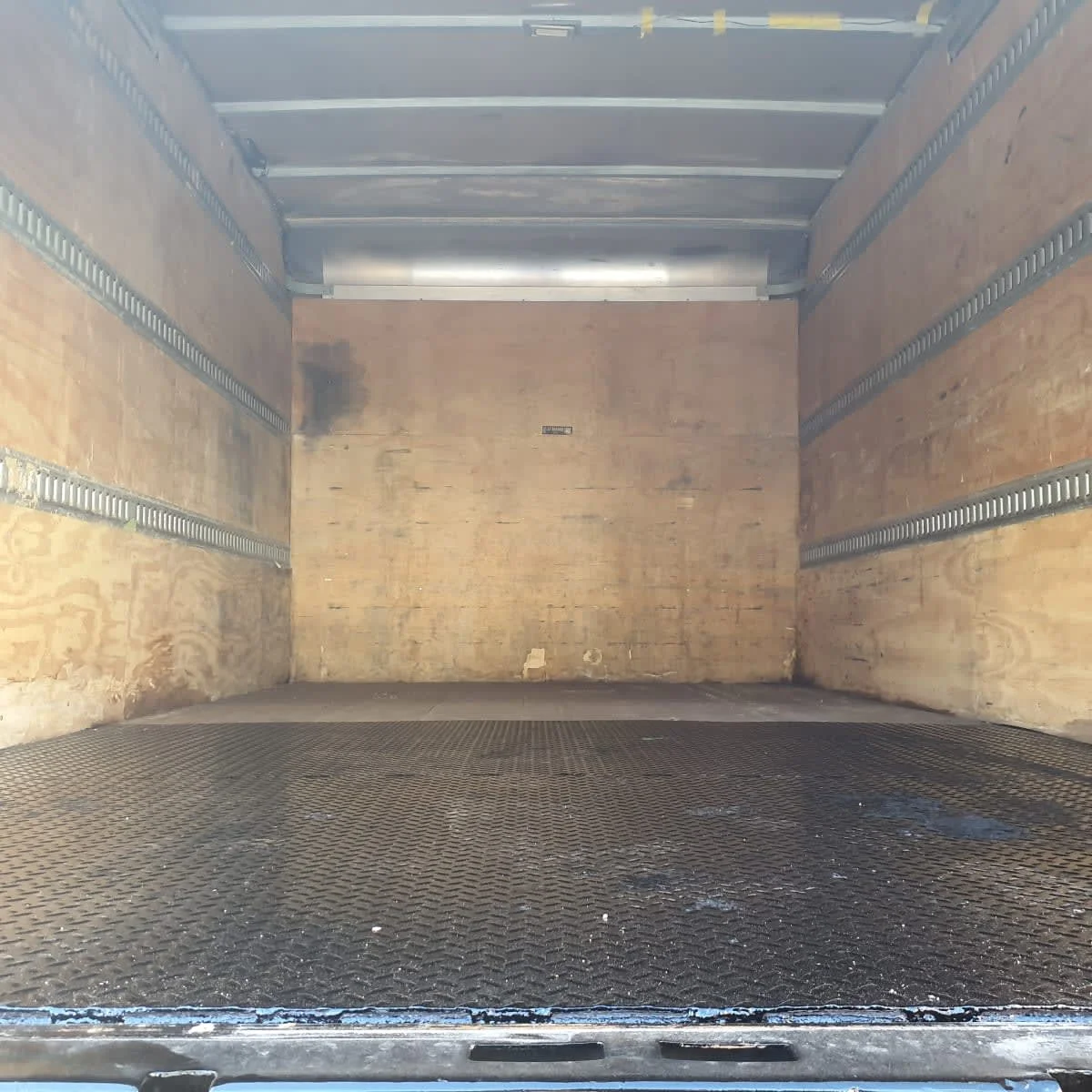 2017 Isuzu NRR - image 8