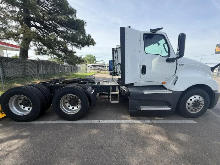 2021 International LT - image 8