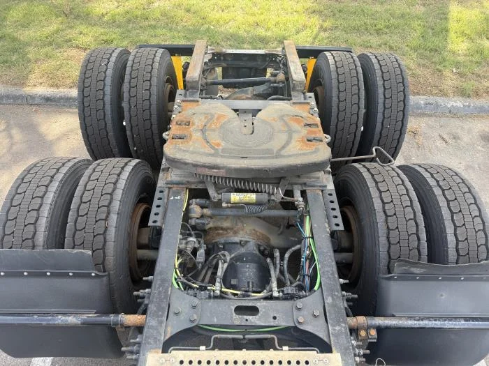 2021 International LT - image 12