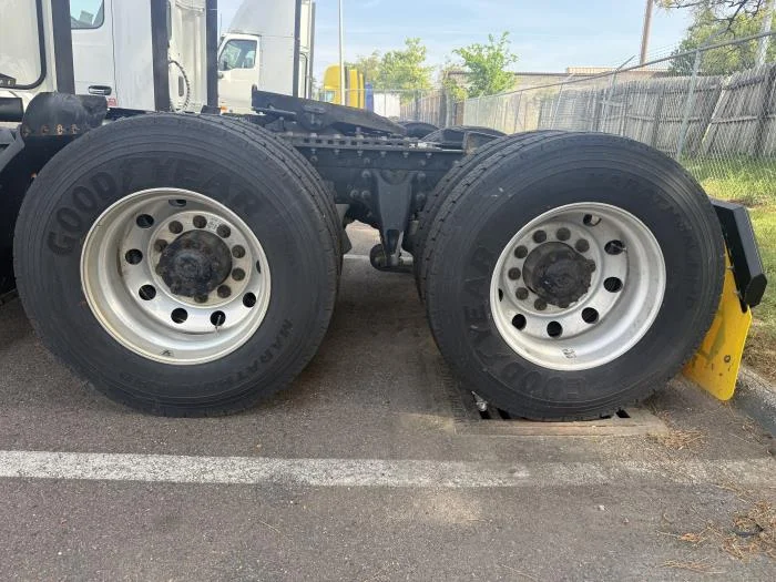 2021 International LT - image 13