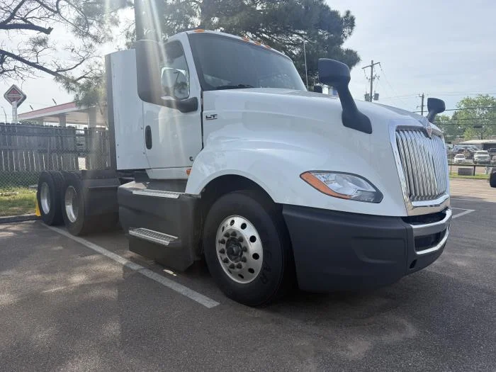 2021 International LT - image 9