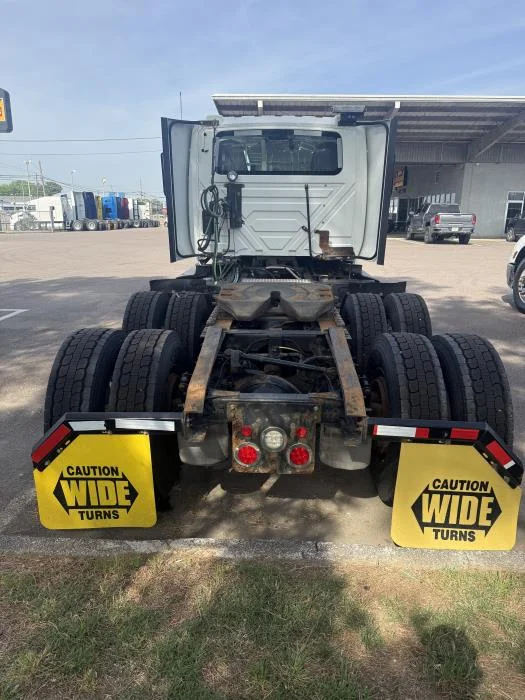 2021 International LT - image 6