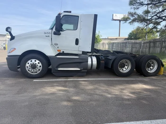 2021 International LT - image 4