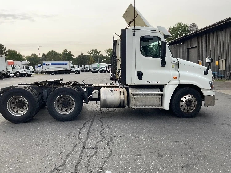 2019 Freightliner Cascadia in Albany, NY — photo 8