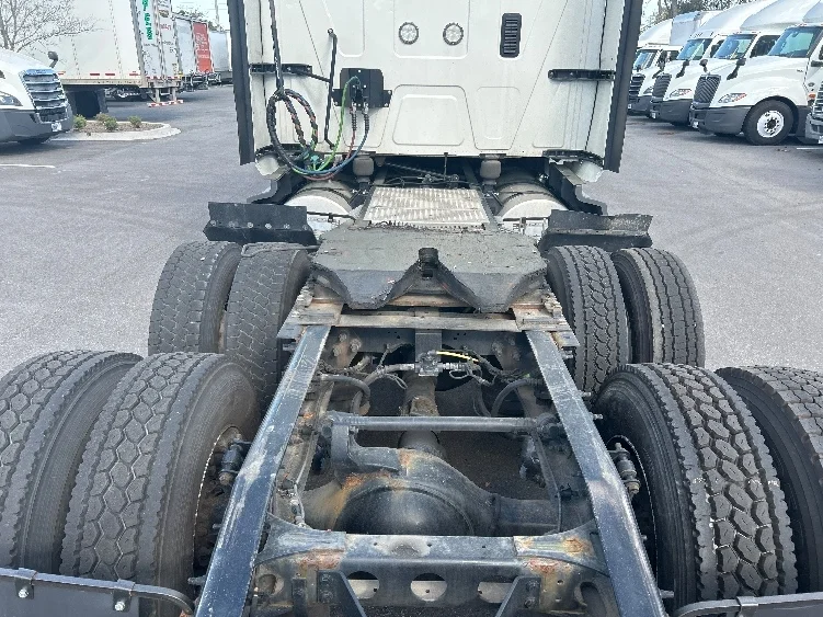 2023 International LT - image 6