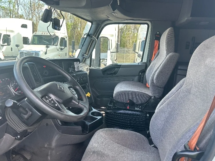 2023 International LT - image 10