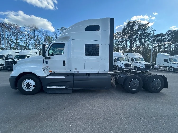 2023 International LT - image 4