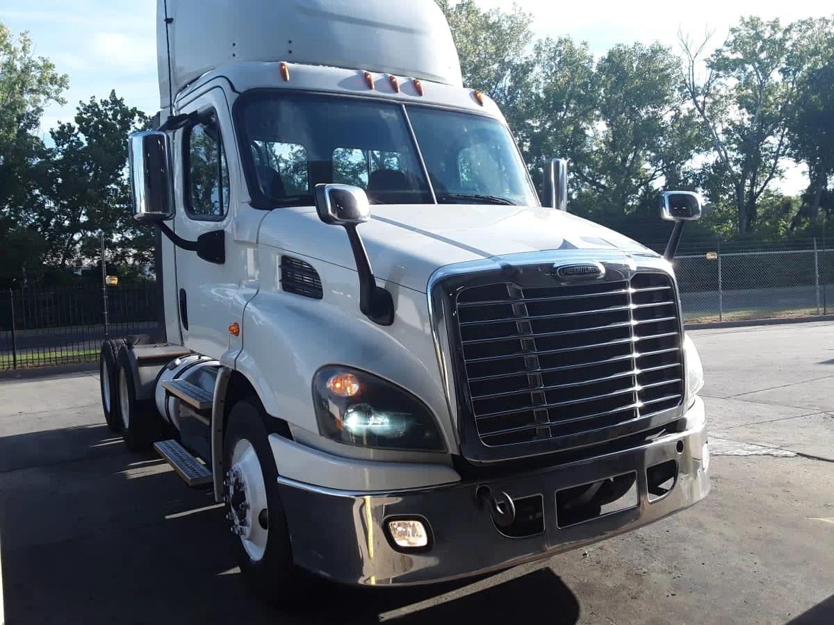 2017 Freightliner Cascadia - image 3