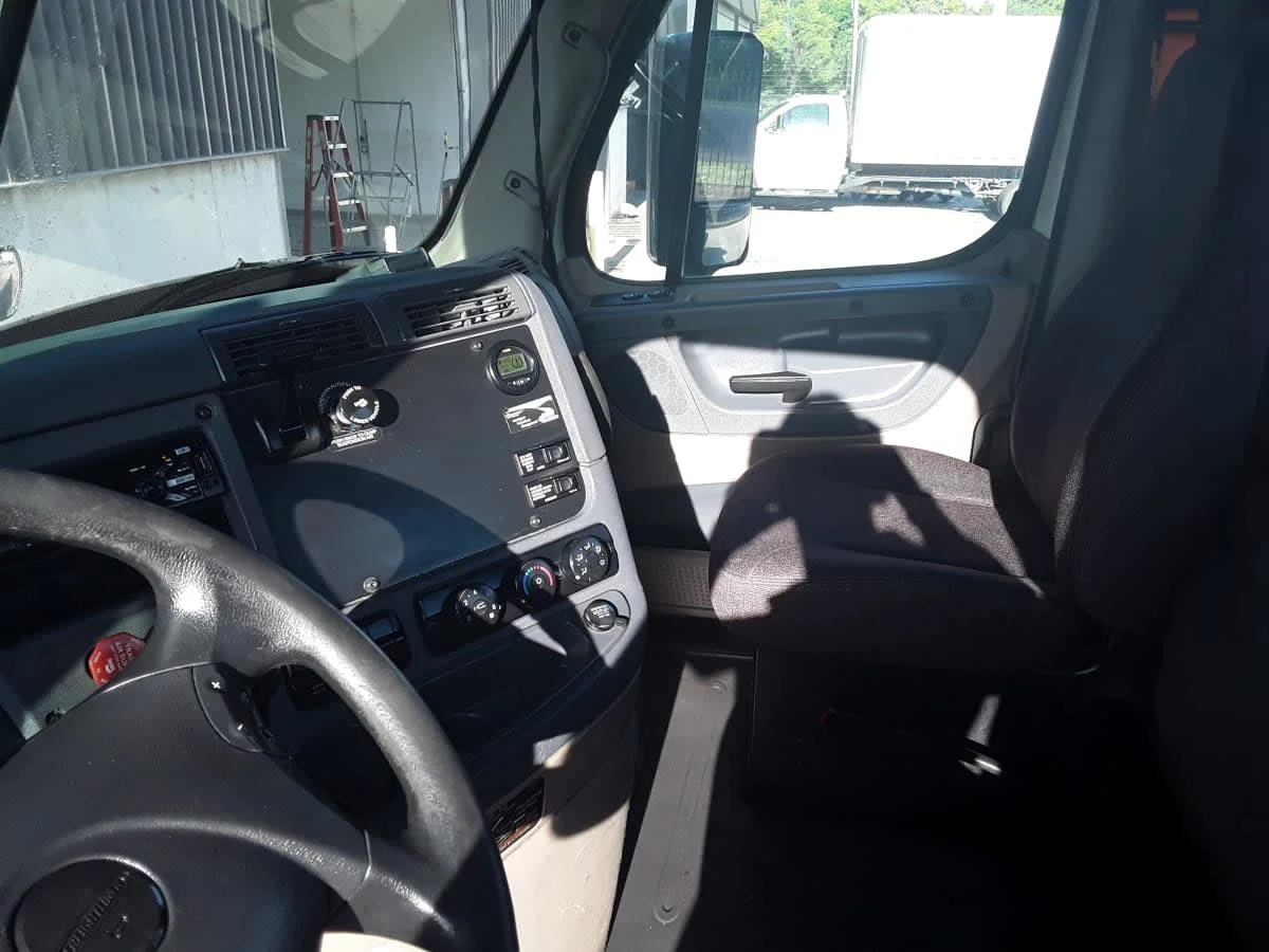 2017 Freightliner Cascadia - image 7