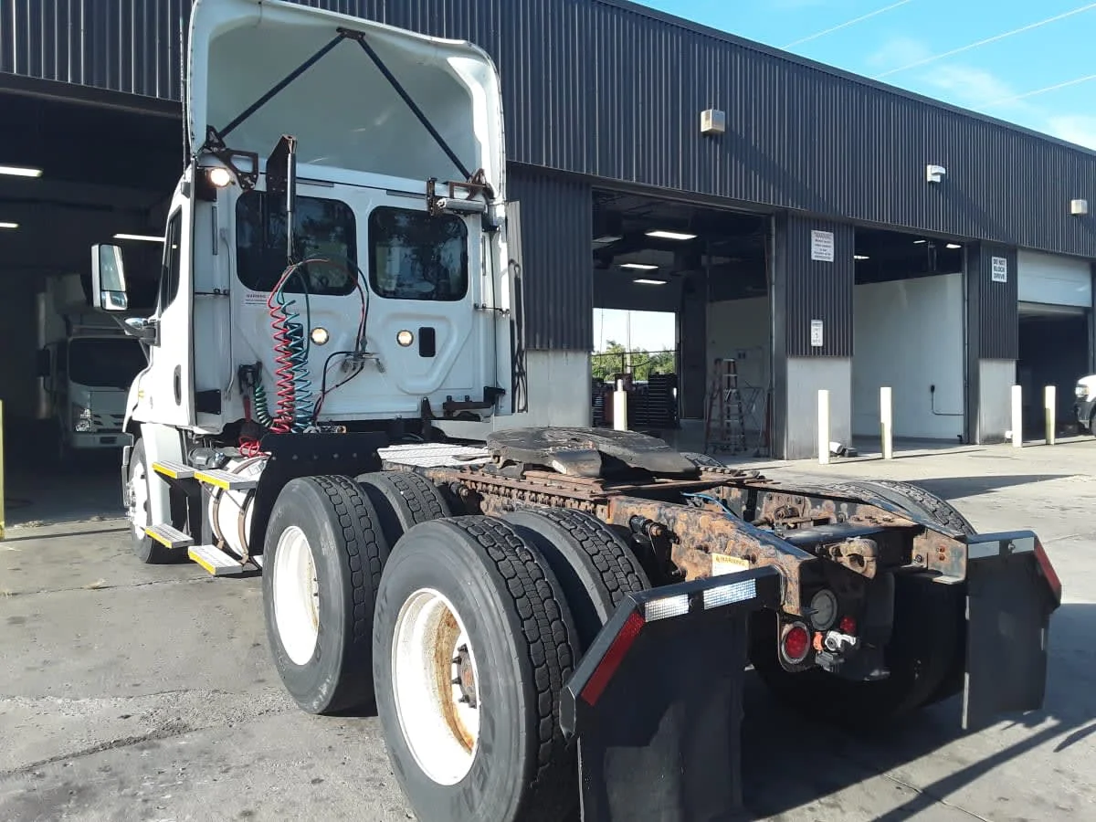 2017 Freightliner Cascadia - image 6