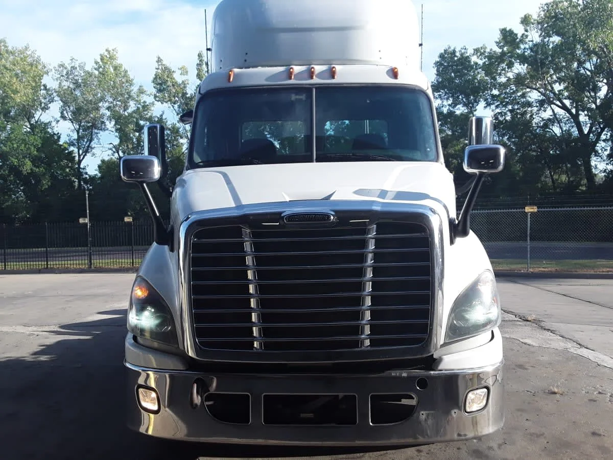 2017 Freightliner Cascadia - image 2