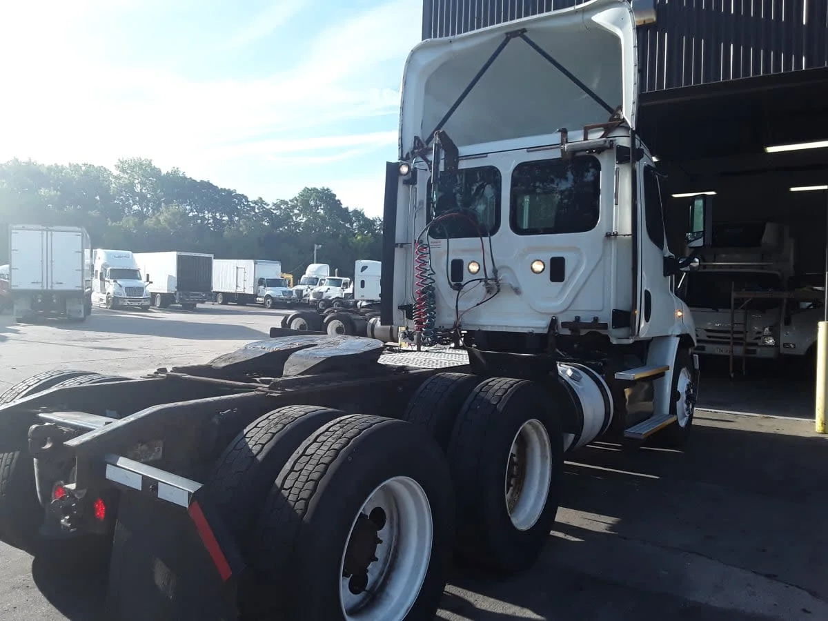 2017 Freightliner Cascadia - image 4