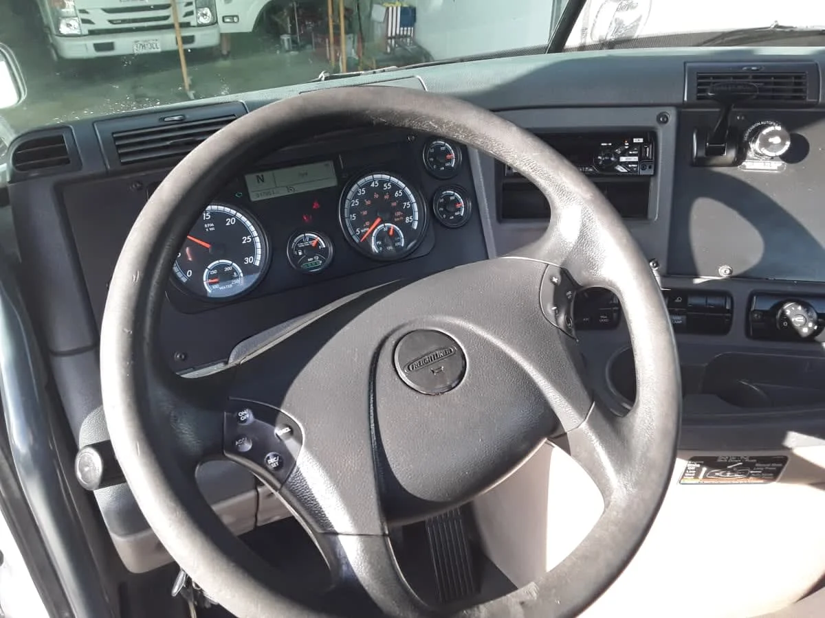 2017 Freightliner Cascadia - image 8