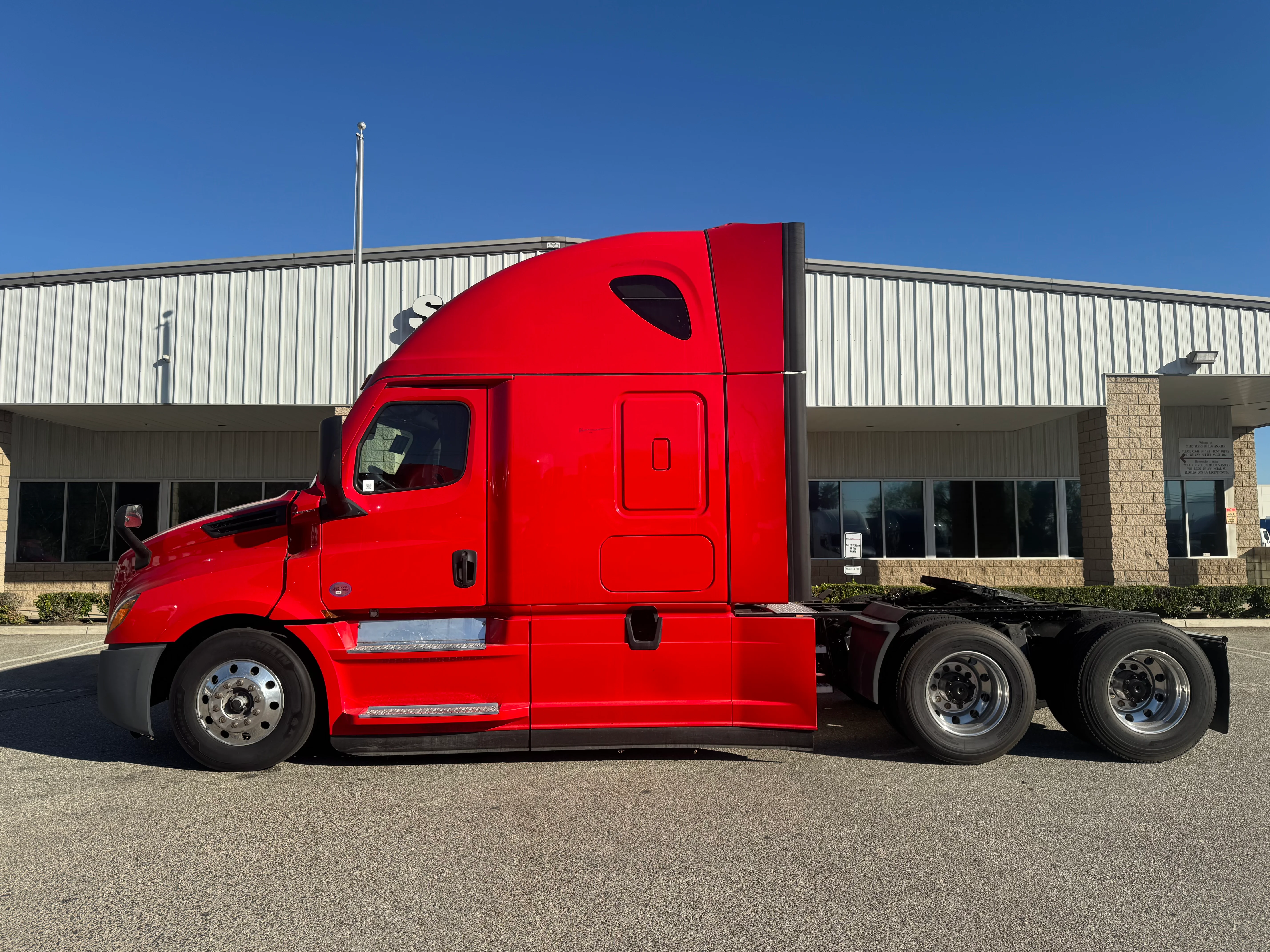 2021 Freightliner Cascadia in Fontana, CA — photo 3
