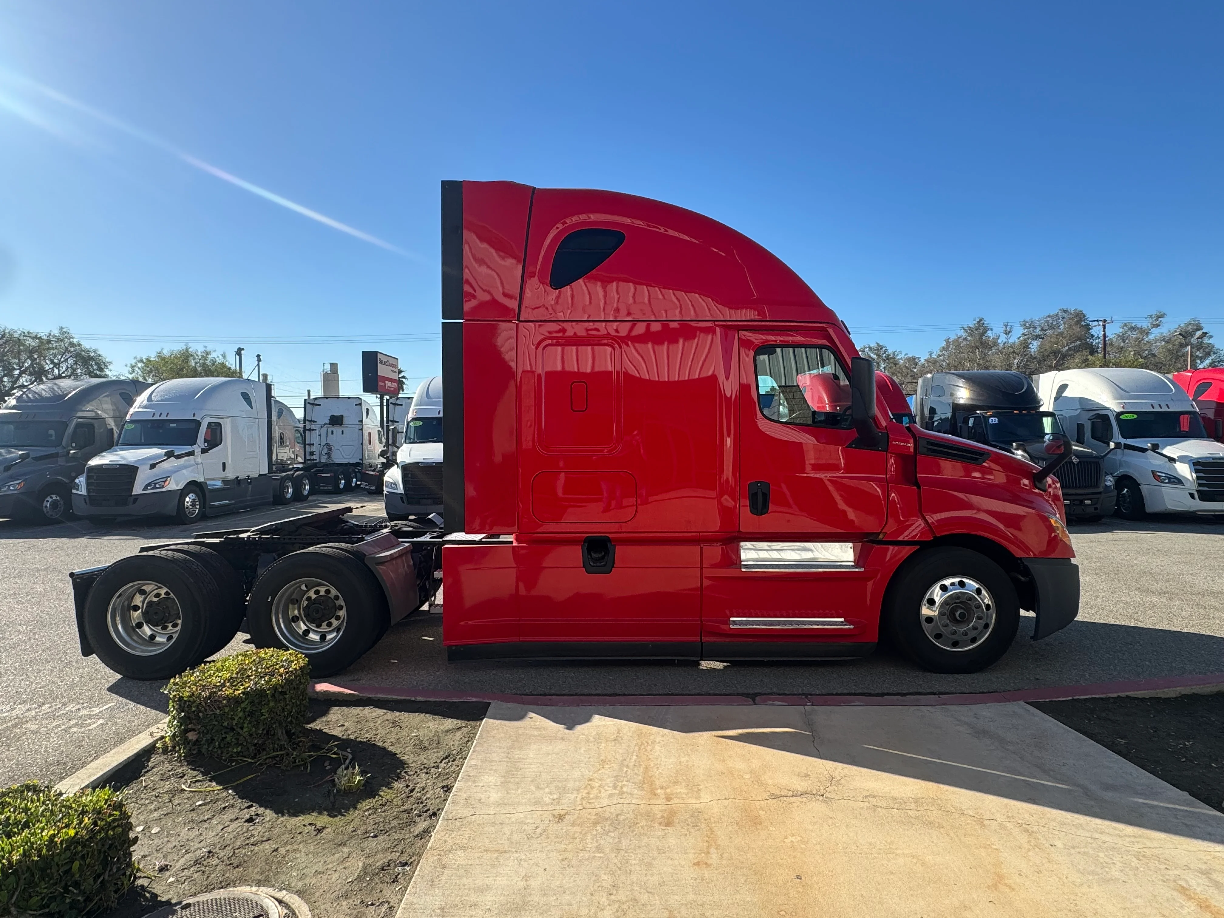 2021 Freightliner Cascadia in Fontana, CA — photo 8