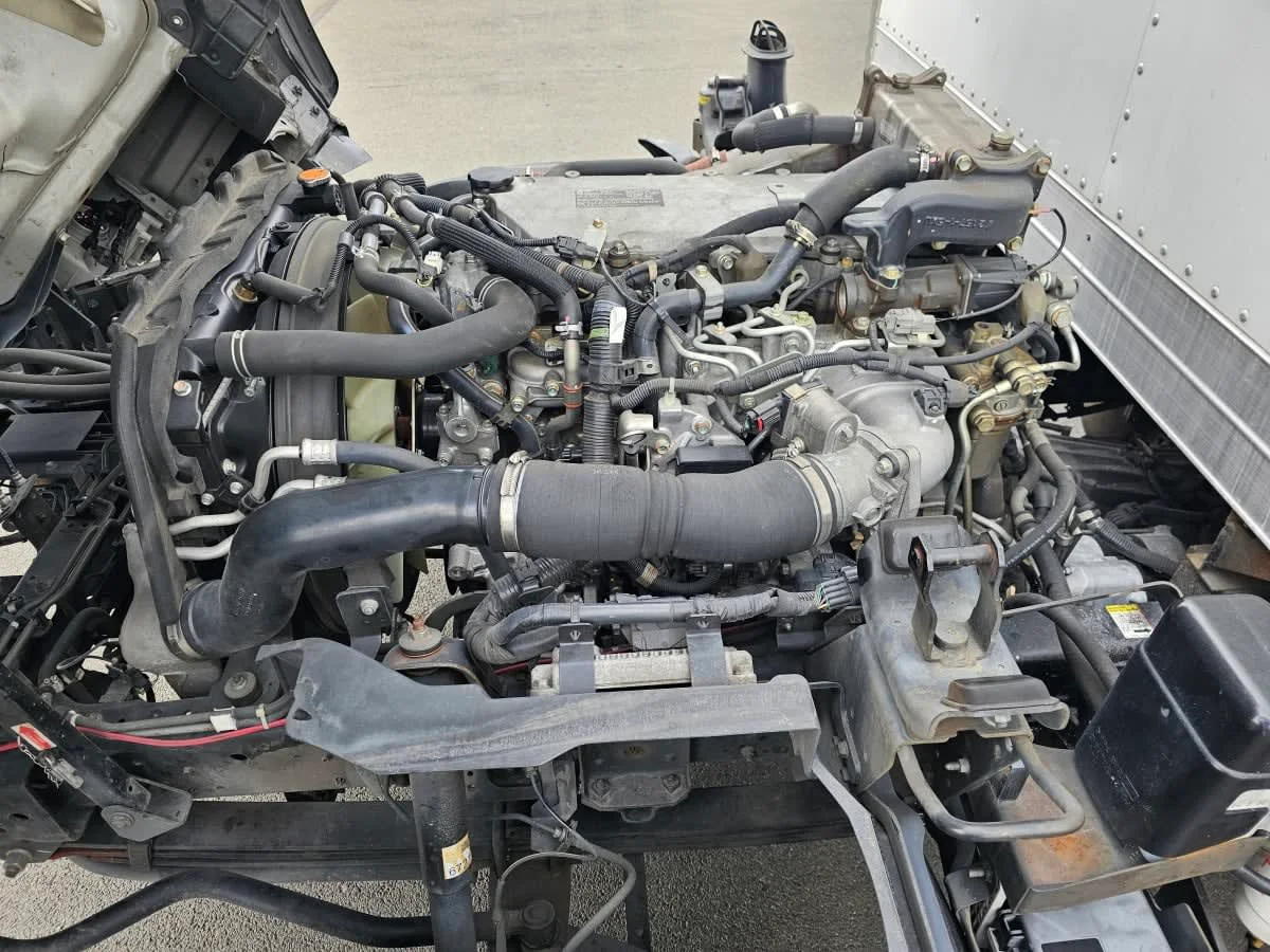 2016 Isuzu NRR - image 9