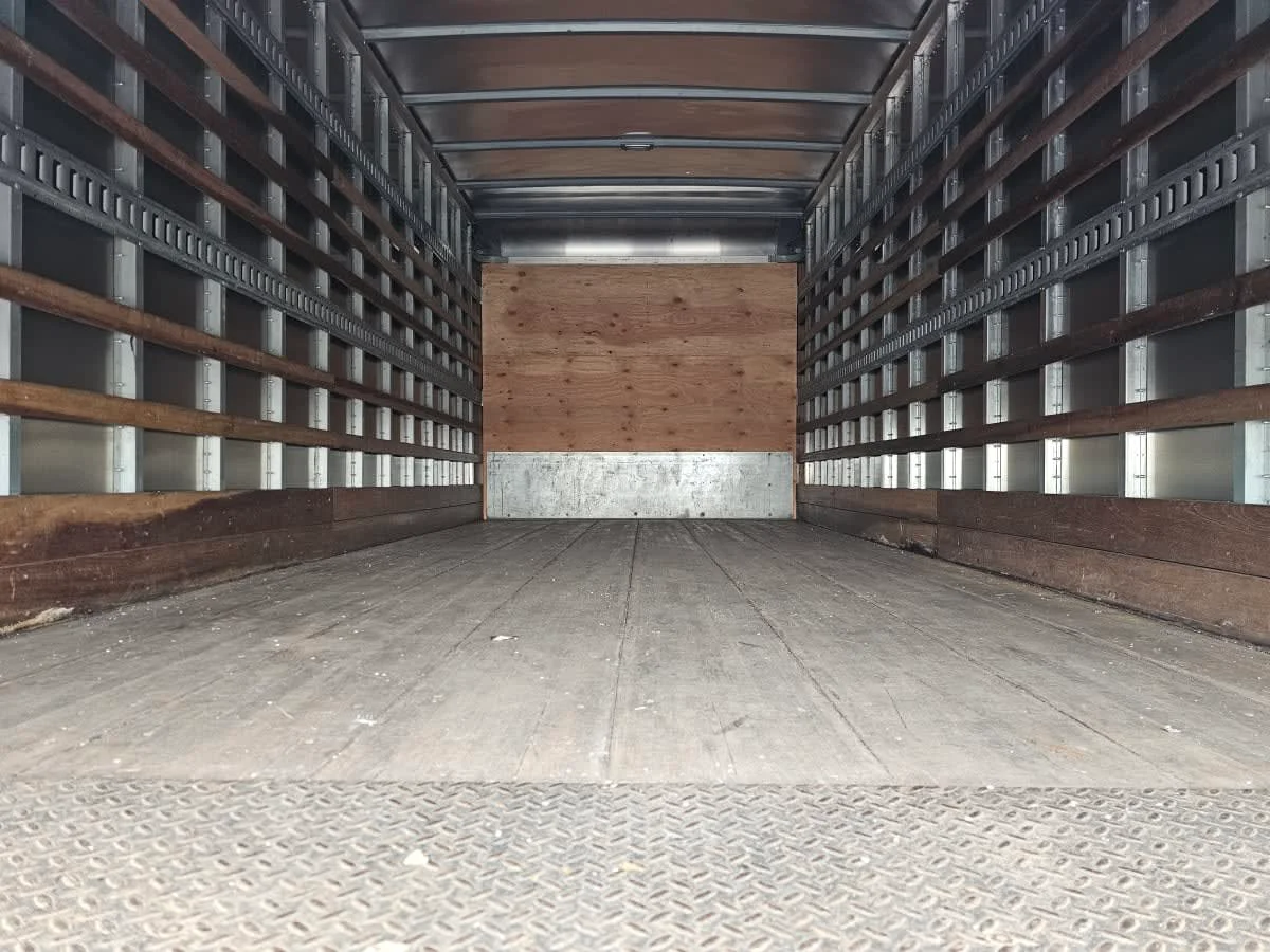 2016 Isuzu NRR - image 8