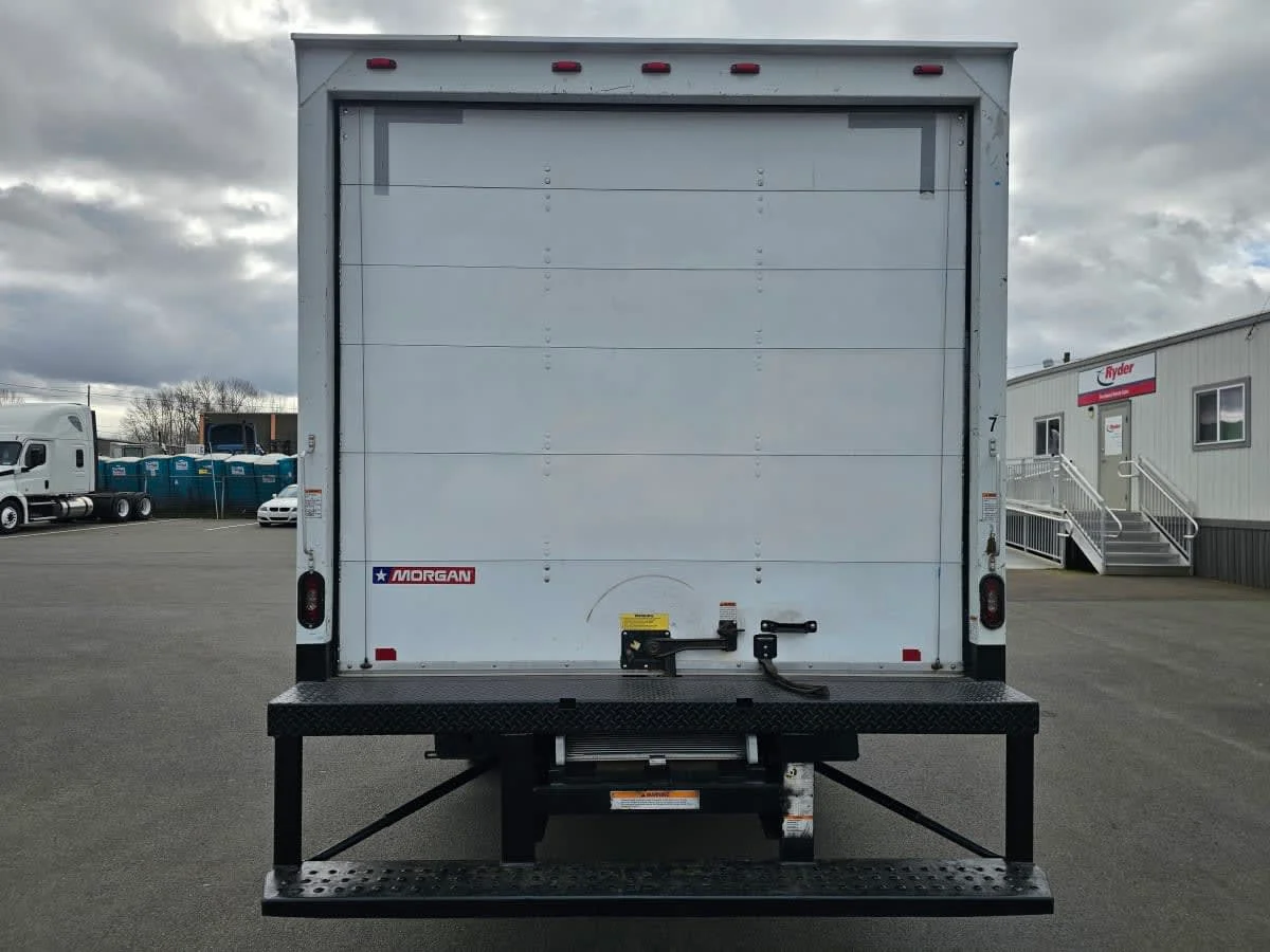 2016 Isuzu NRR - image 5