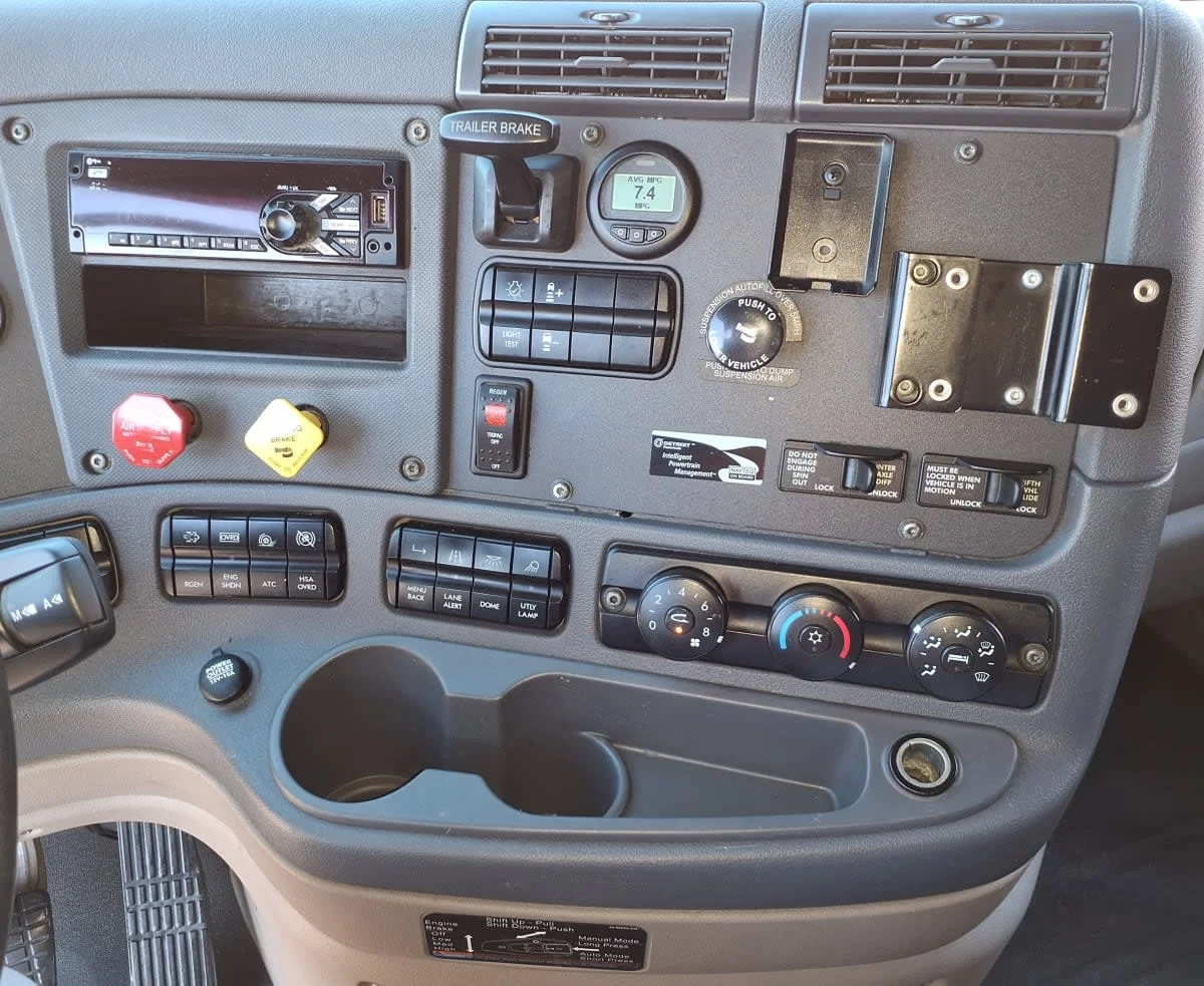 2020 Freightliner Cascadia - image 11