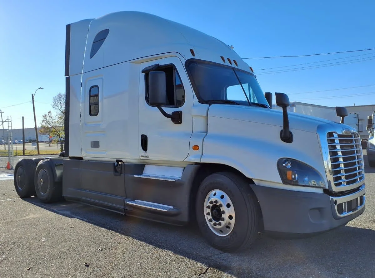 2020 Freightliner Cascadia - image 3