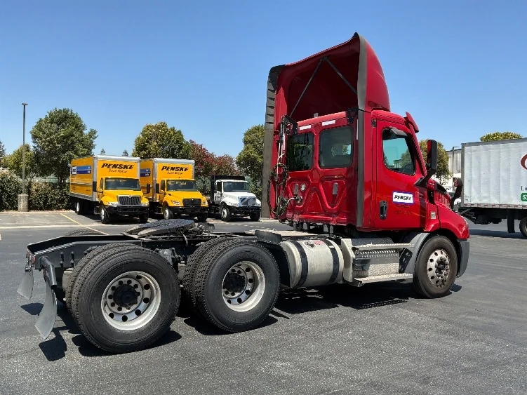 2021 Freightliner Cascadia in West Sacramento, CA — photo 7