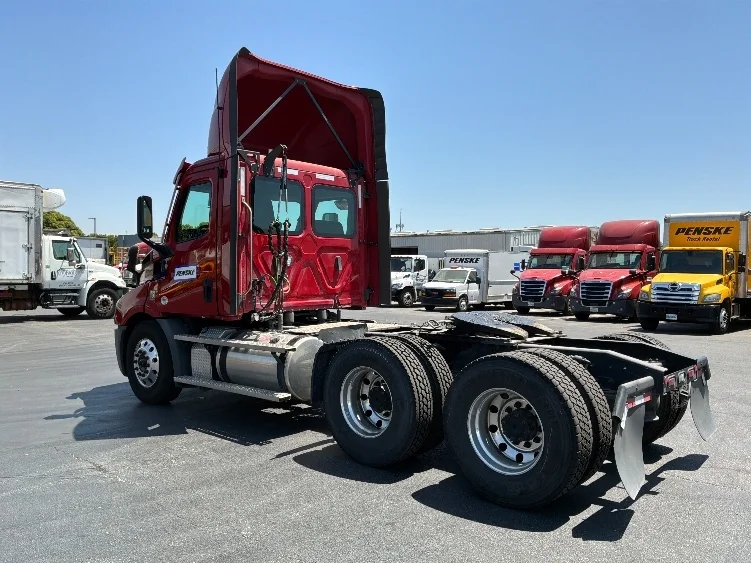 2021 Freightliner Cascadia in West Sacramento, CA — photo 5