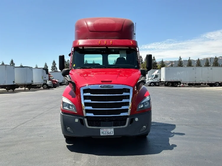 2021 Freightliner Cascadia in West Sacramento, CA — photo 2