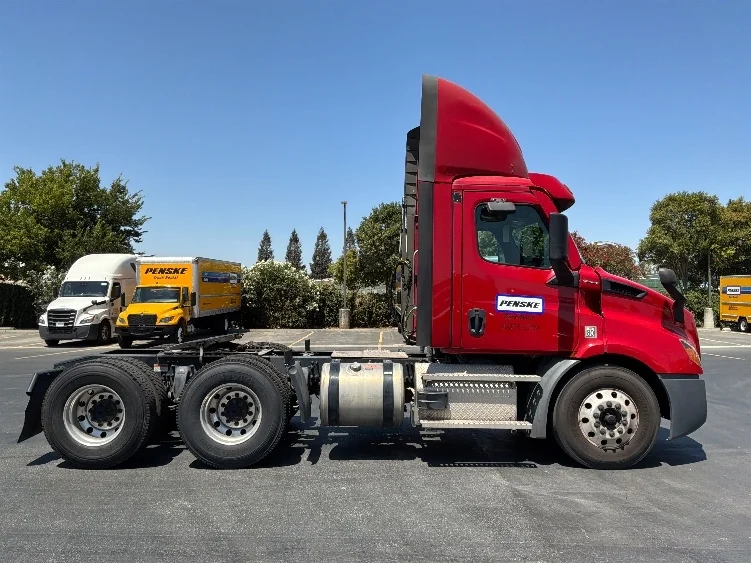 2021 Freightliner Cascadia in West Sacramento, CA — photo 8