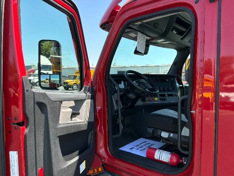 2021 Freightliner Cascadia in West Sacramento, CA — photo 9