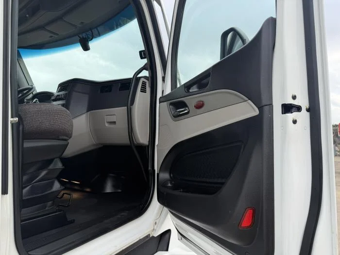 2024 Peterbilt 579 - image 23