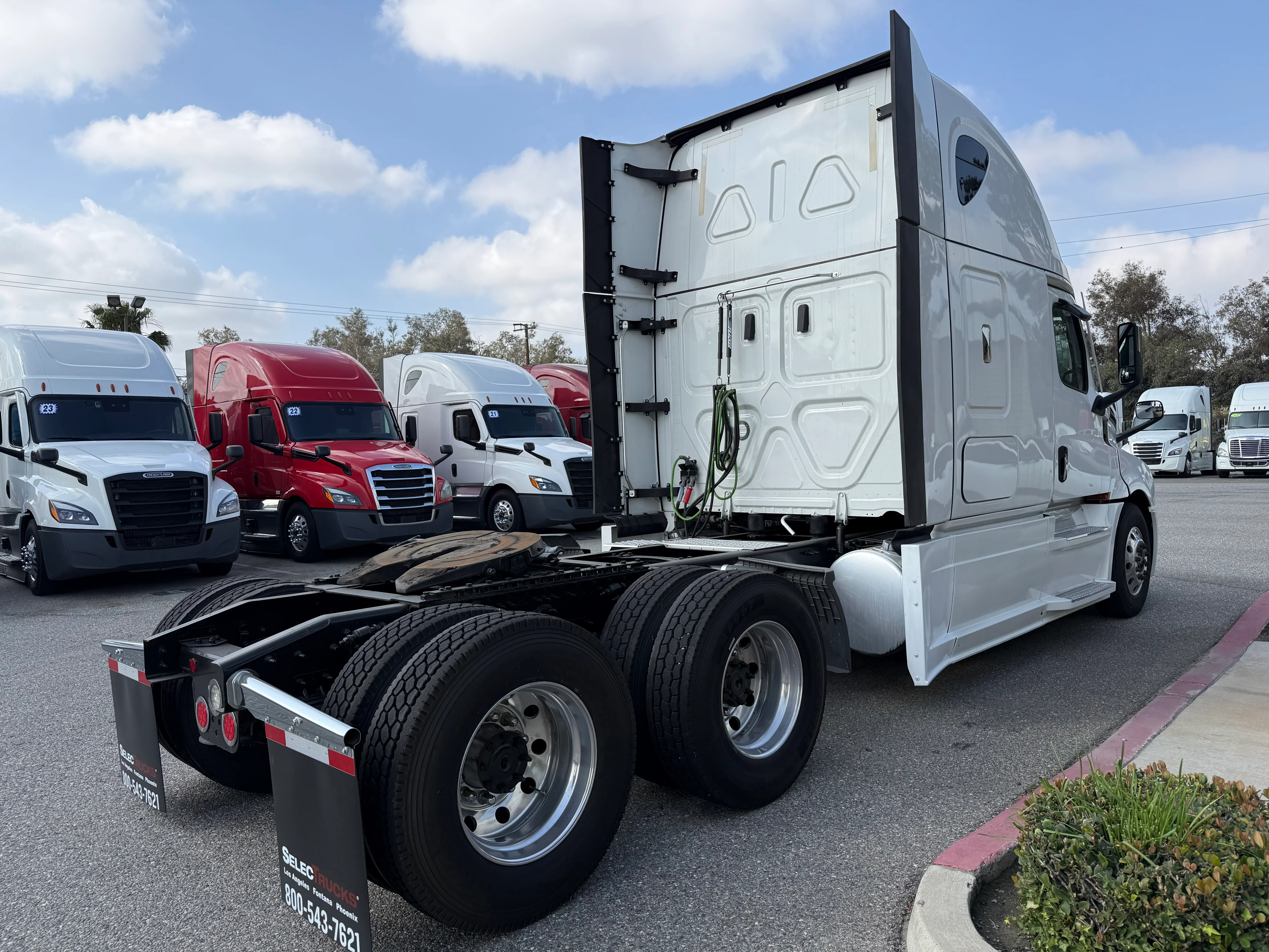 2023 Freightliner Cascadia in Selectrucks Fontana, CA — photo 6
