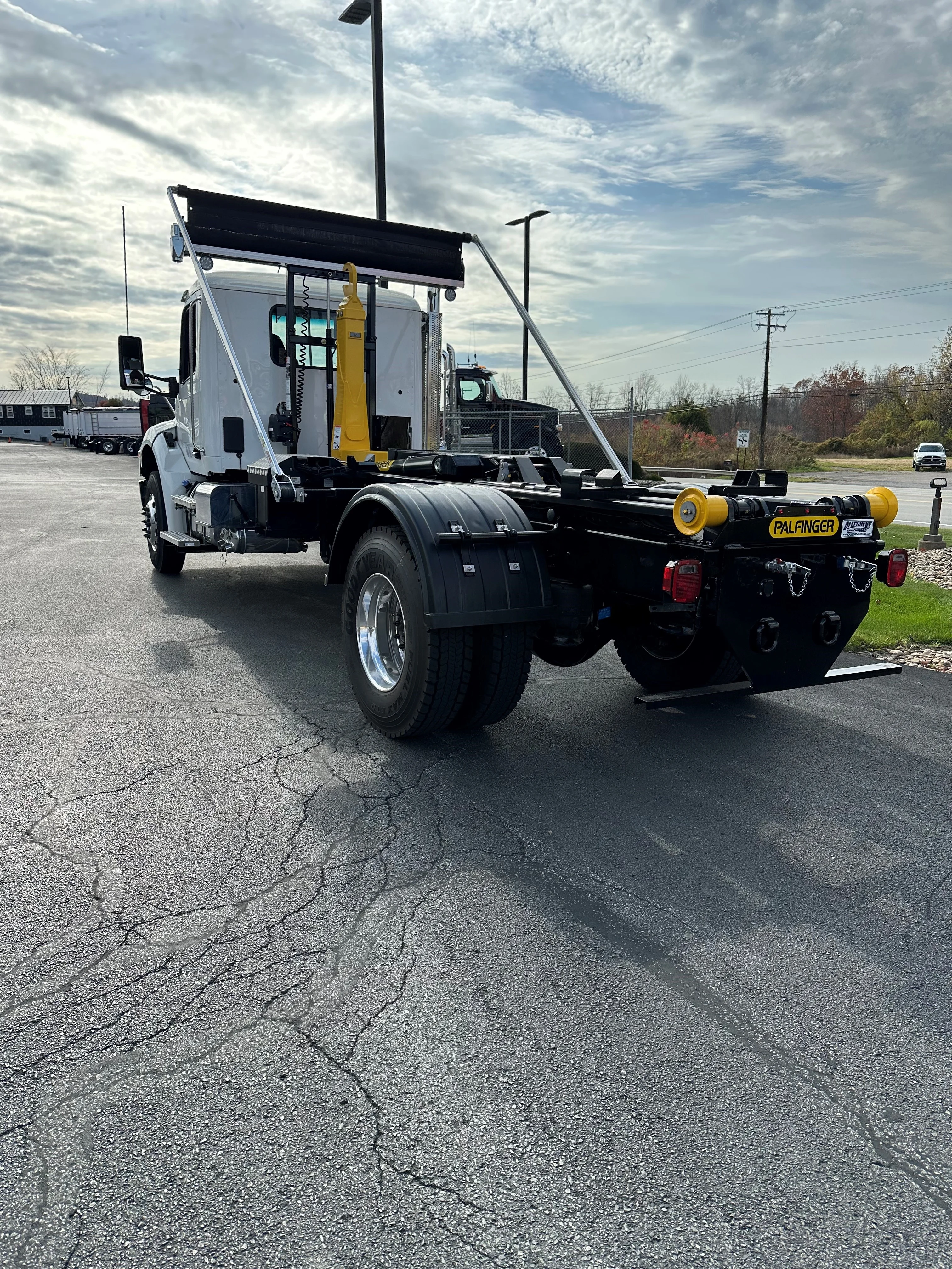 2025 Peterbilt 537 in Butler, PA — photo 3
