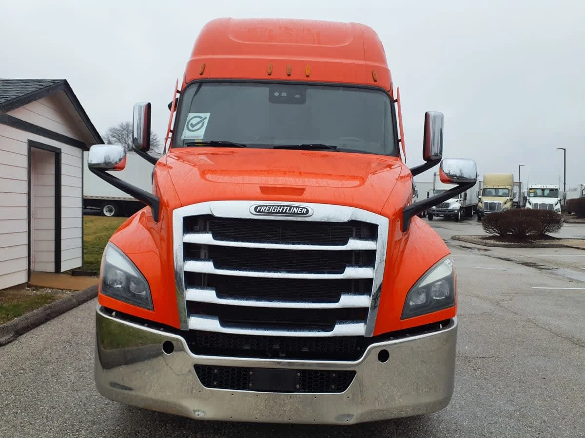2021 Freightliner Cascadia in O'fallon, MO — photo 2