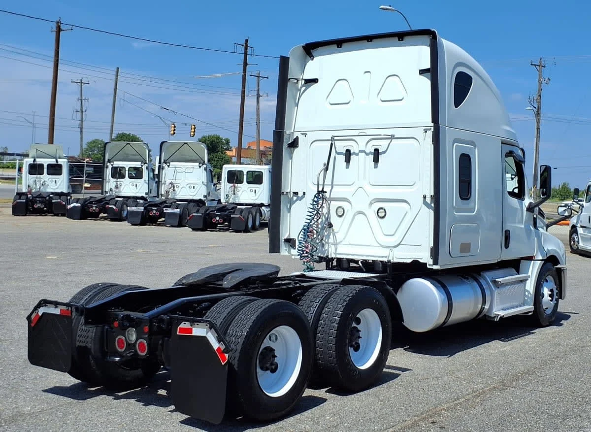2020 Freightliner Cascadia in Memphis, TN — photo 4