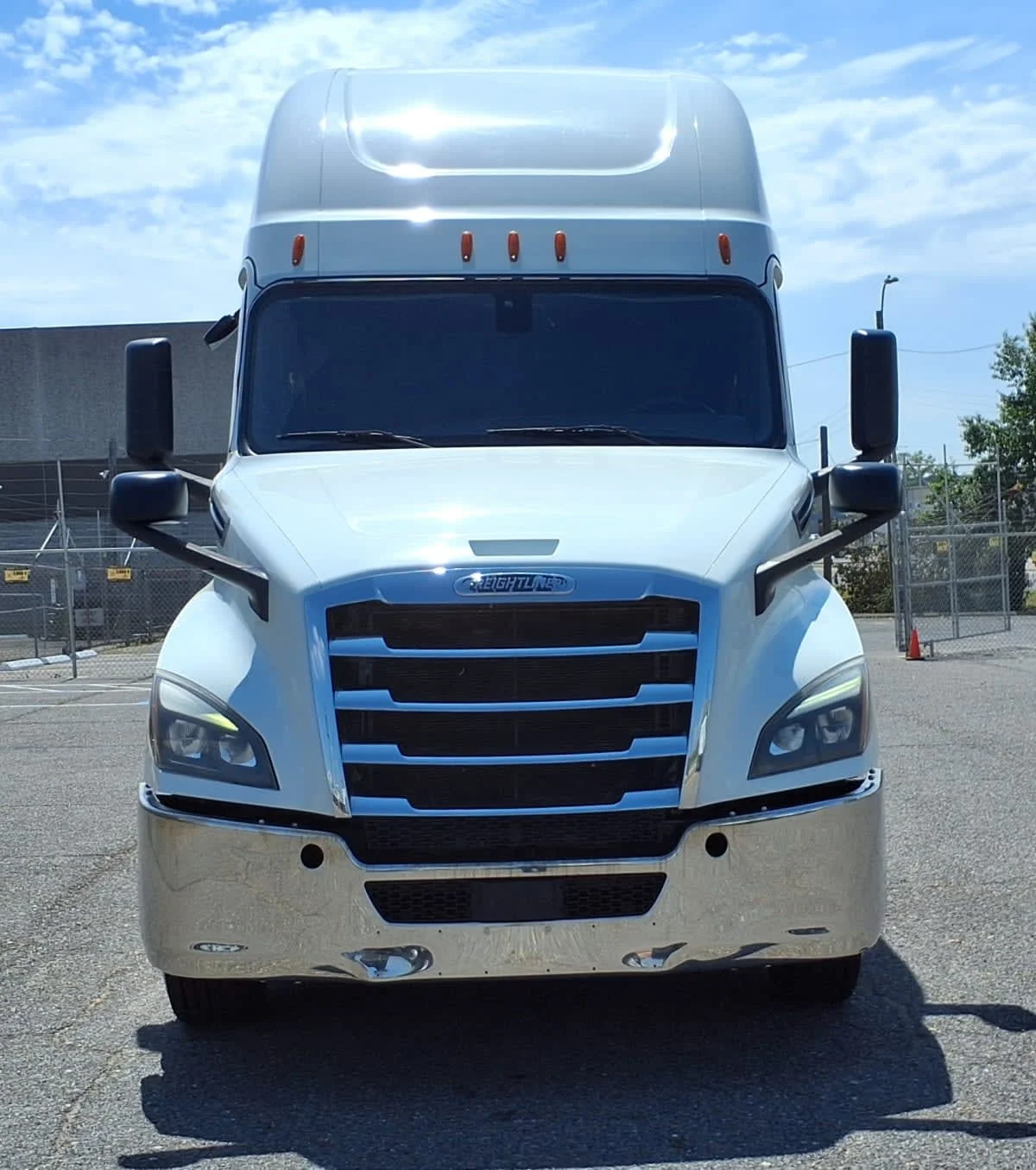 2020 Freightliner Cascadia in Memphis, TN — photo 2