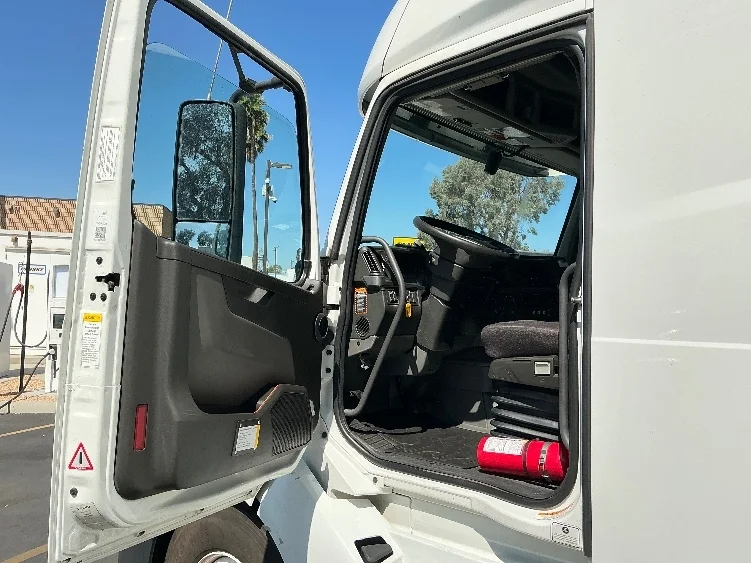 2022 Volvo VNL 760 - image 9