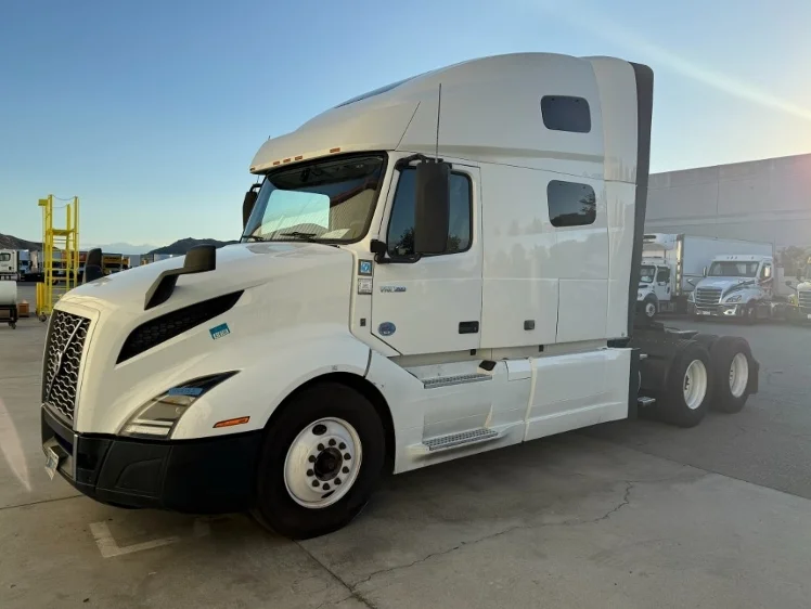 2022 Volvo VNL 760 - image 3